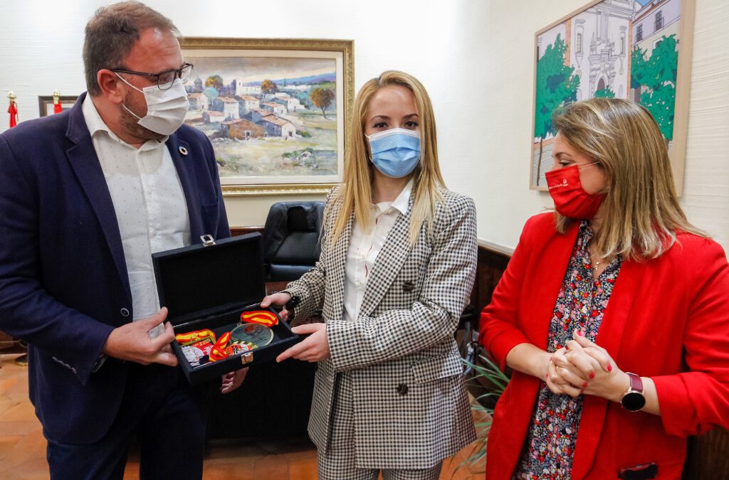 El alcalde recibe a la karateka Nuria Escudero de la que “está orgulloso de contar con deportistas de su nivel que lleven a Mérida por todo el mundo”