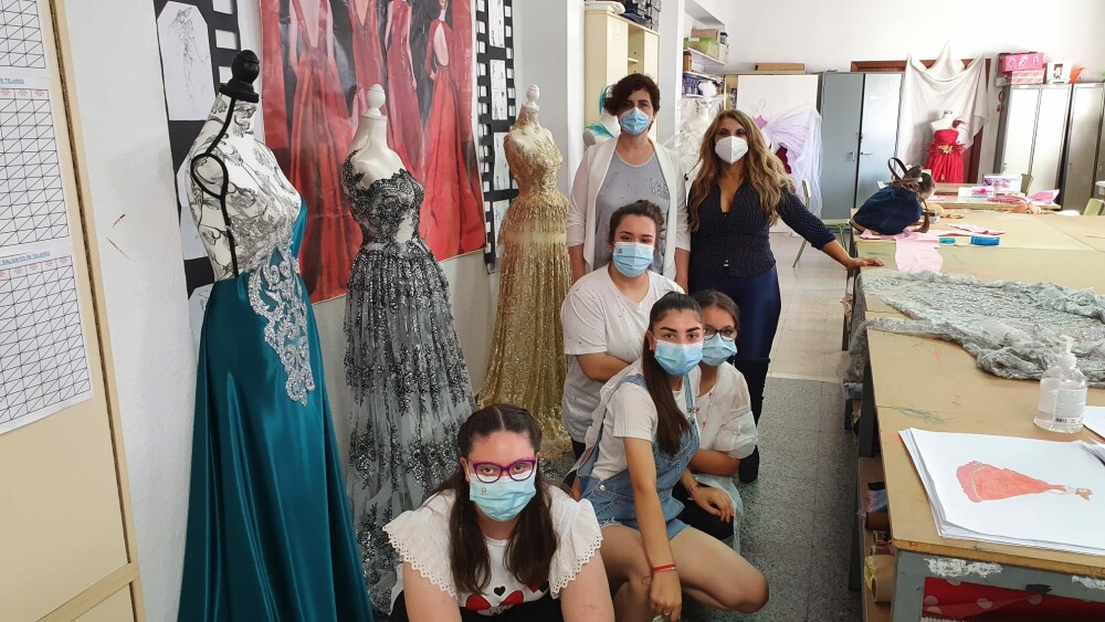 Susana Fajardo con las alumnas del taller de textil