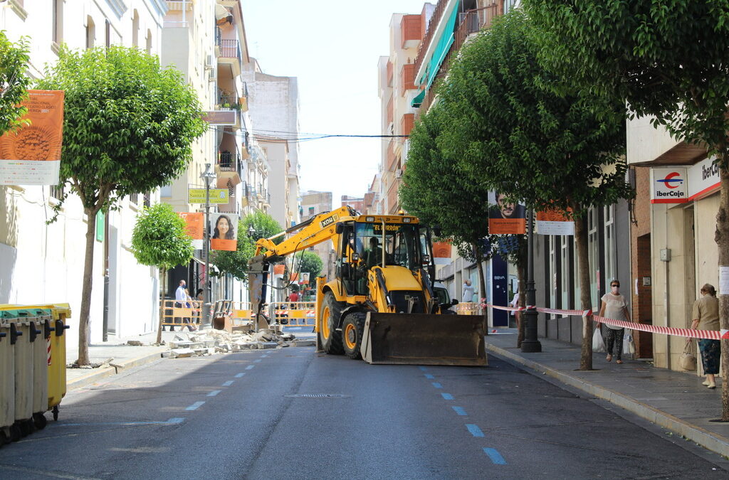 Hoy lunes comienzan en la calle Félix Valverde Lillo las actuaciones para su transformación en plataforma única