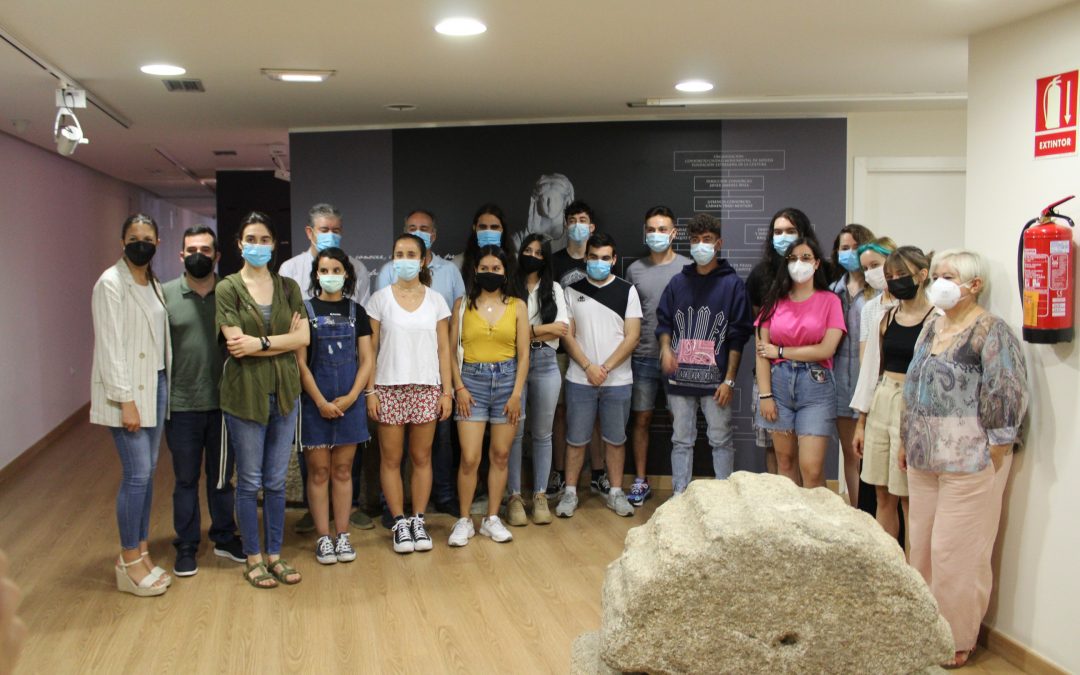 El delegado de Juventud da la bienvenida a los participantes del campo de voluntariado del yacimiento arqueológico de Mérida