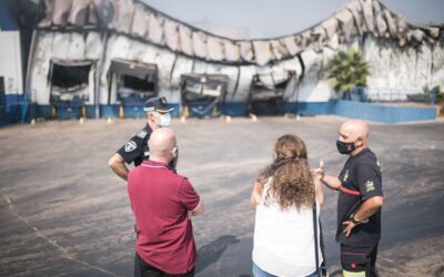 La alcaldesa en funciones visita la planta hortofrutícola incendiada en la tarde de ayer