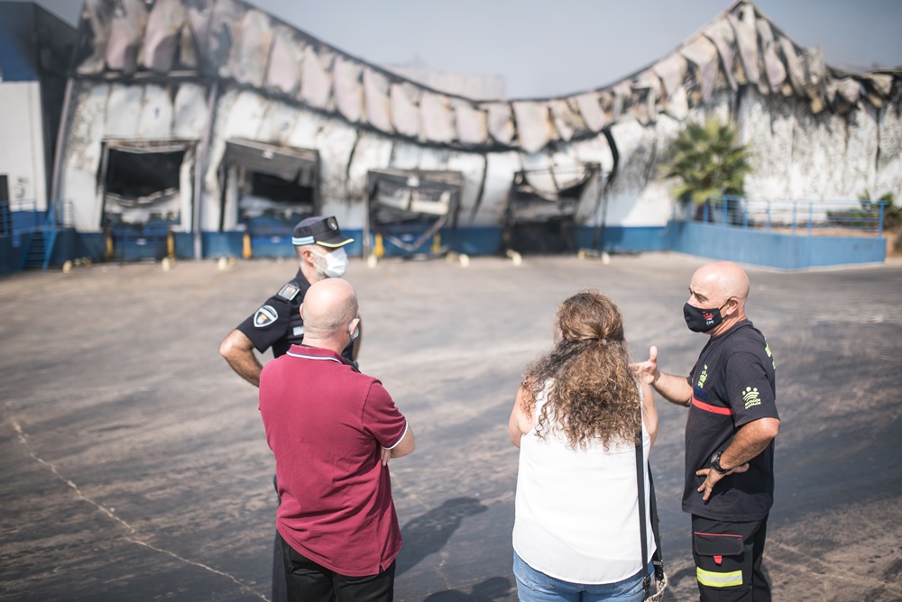 La alcaldesa en funciones visita la planta hortofrutícola incendiada en la tarde de ayer