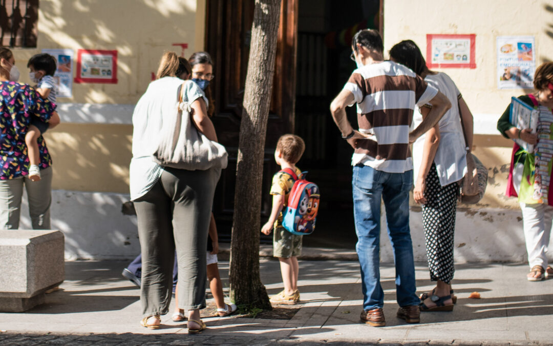 Educación comienza a llamar telefónicamente a los beneficiarios de ayudas de material escolar para retirar las resoluciones