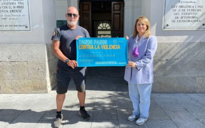 La delegada de Igualdad de Género recibe a Jesús Domínguez en su llegada a Mérida con motivo de la realización del Camino de Santiago contra la Violencia de Género