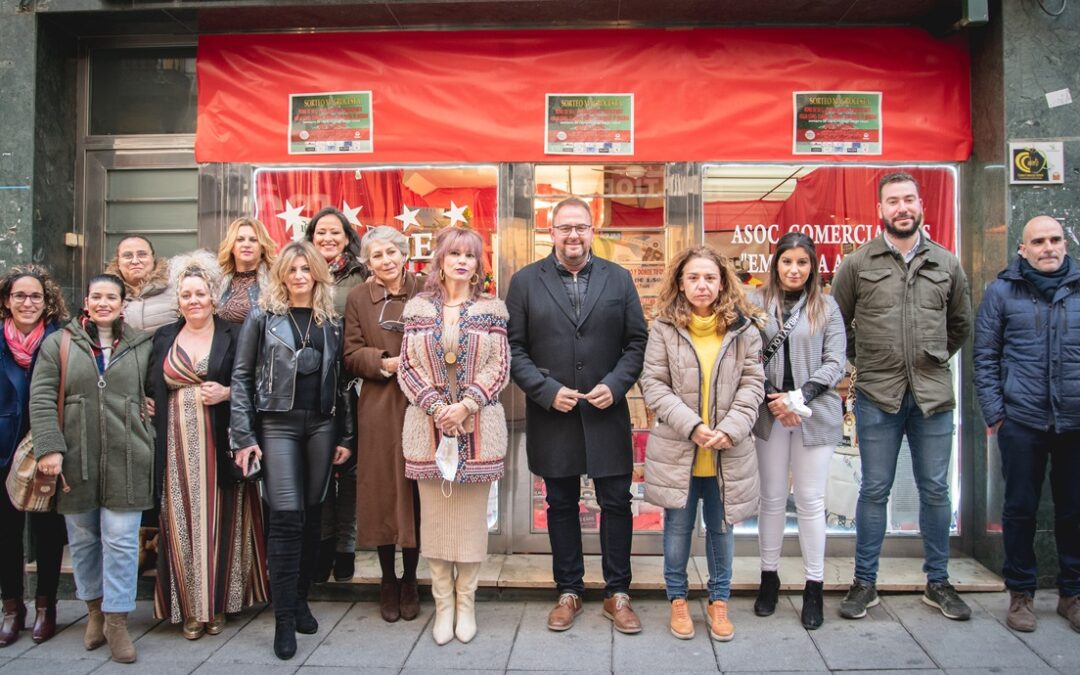 El Alcalde visita la Macrocesta de Navidad de la Asociación de Comerciantes y agradece su esfuerzo por dinamizar la economía local