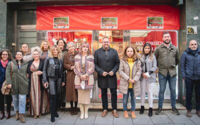 El Alcalde visita la Macrocesta de Navidad de la Asociación de Comerciantes y agradece su esfuerzo por dinamizar la economía local