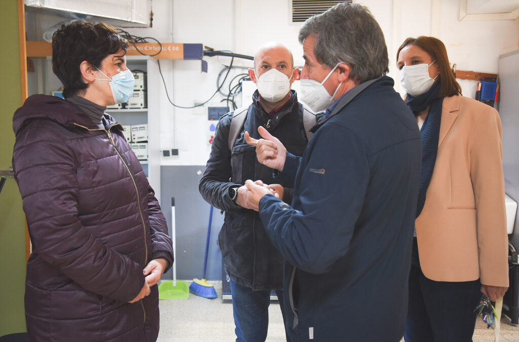 Susana Fajardo y Julio César Fuster visitan el IES Emerita Augusta para interesarse por su proyecto de autoconsumo