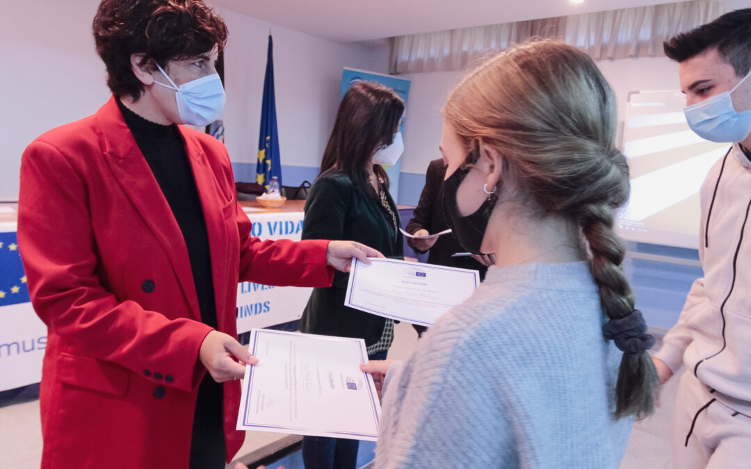 Alumnos del Instituto Sáenz de Buruaga reciben los diplomas del programa “Escuelas Embajadoras de Europa”