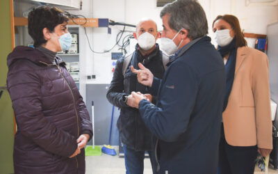 Susana Fajardo y Julio César Fuster visitan el IES Emerita Augusta para interesarse por su proyecto de autoconsumo