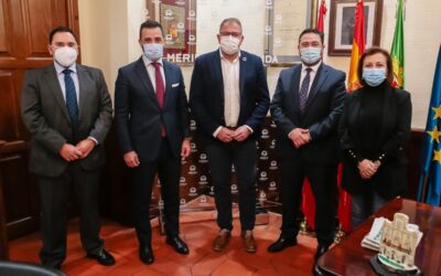 El Ayuntamiento acuerda con Caixabank la entrega de diez mil euros para la campaña de Navidad destinados a más de 480 familias vulnerables
