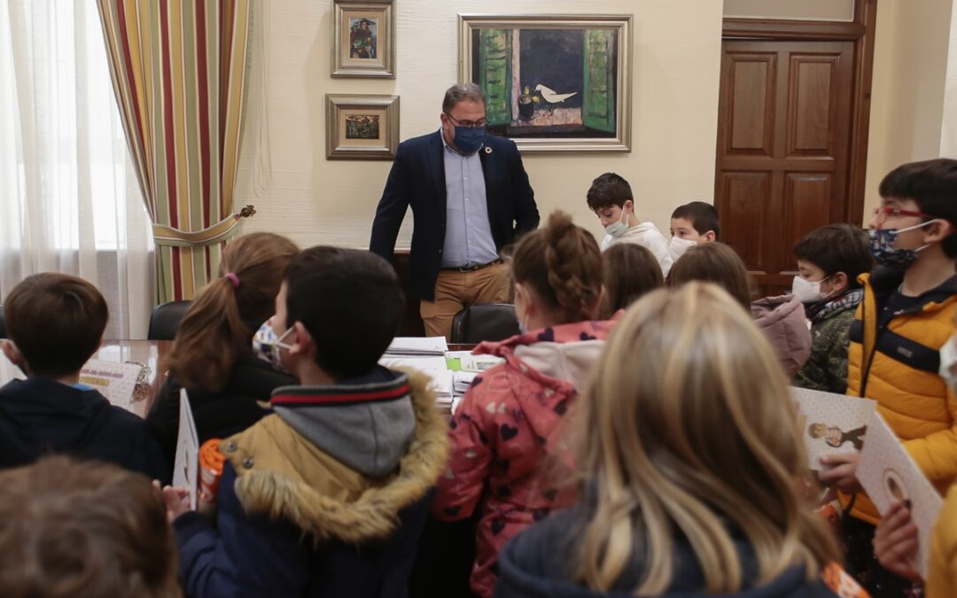 Recepción a alumnos de Segundo de Primaria del CEIP Giner de los Ríos