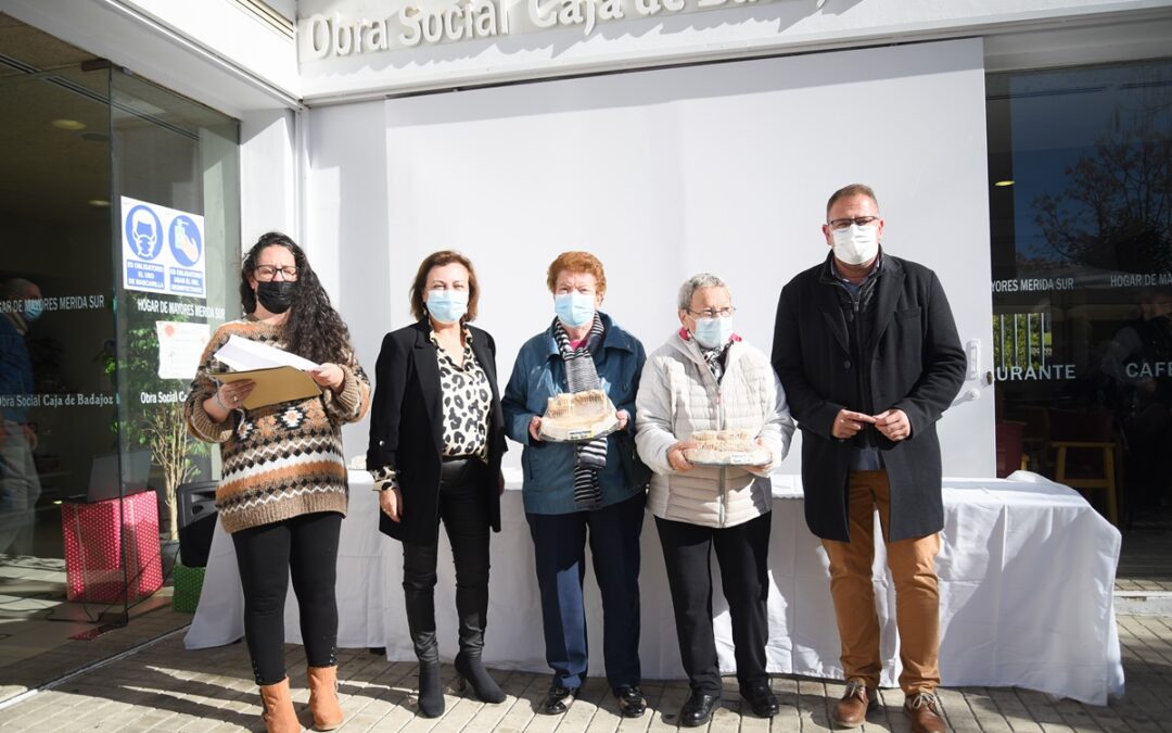 El Alcalde entrega los trofeos navideños del Hogar de Mayores de la Zona Sur
