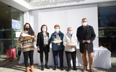 El Alcalde entrega los trofeos navideños del Hogar de Mayores de la Zona Sur
