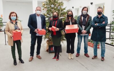 El Alcalde agradece la donación de 400 juguetes a cinco asociaciones solidarias de la ciudad por parte de Átiko Inmobiliaria