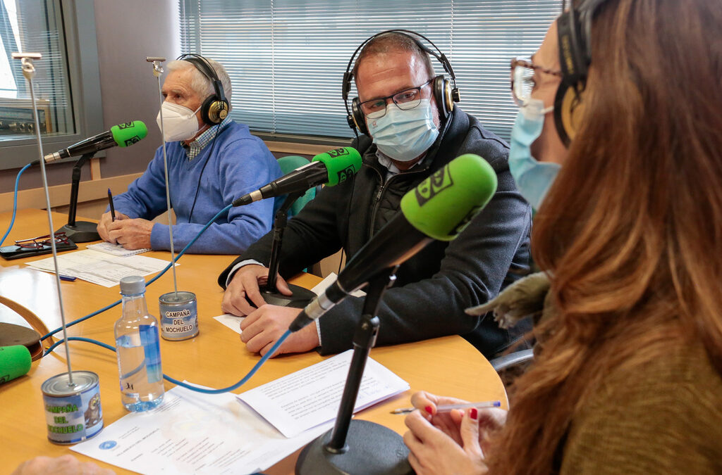 El alcalde, Rodríguez Osuna, inicia la campaña radiofónica del Mochuelo con la aportación de 7.700 euros en nombre del ayuntamiento de Mérida
