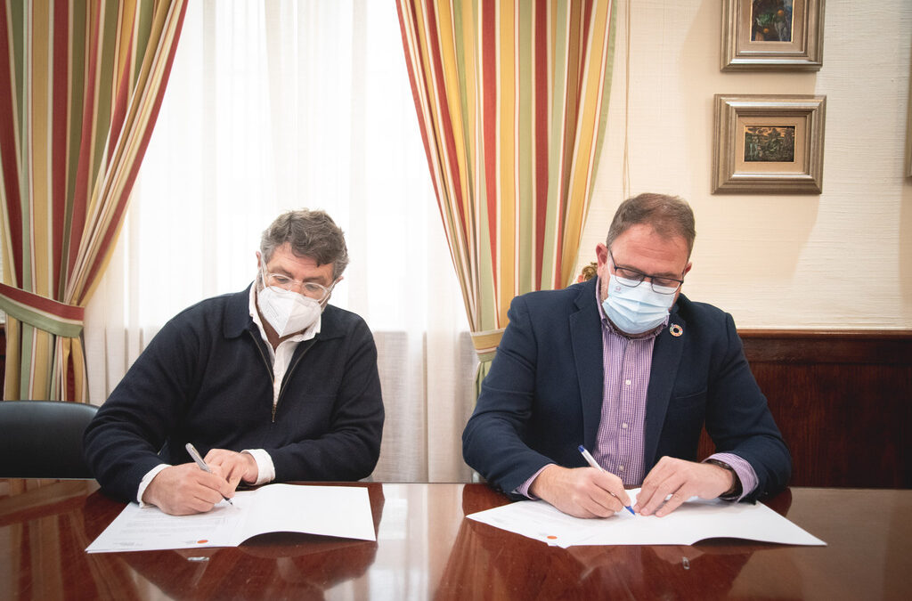 Rodríguez Osuna firma con el Festival de Mérida un convenio de colaboración que unirá al certamen con el Grupo de Ciudades Patrimonio de la Humanidad de España