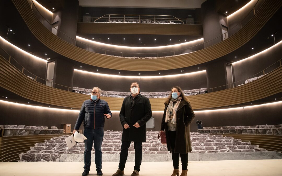 El Teatro María Luisa encara su recta final con la habilitación de los accesos por Almendralejo y Torre Albarrana y la instalación del equipamiento técnico