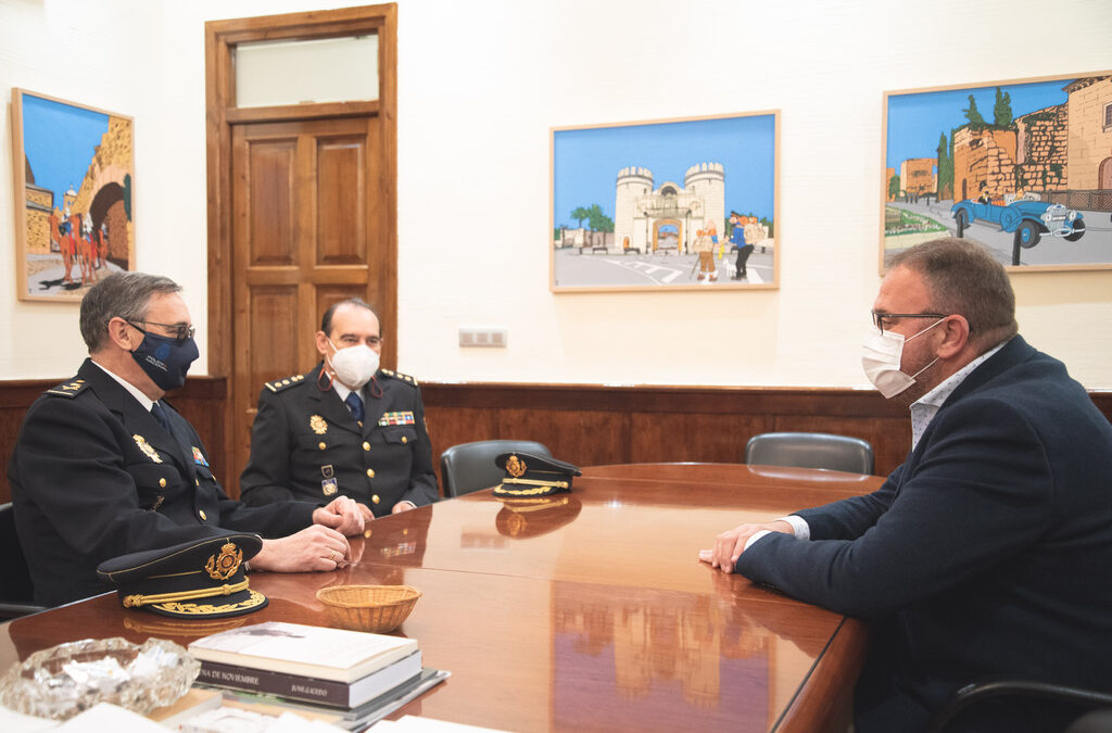 El alcalde Antonio Rodríguez Osuna ha recibido hoy a Alfredo Garrido López, Jefe Superior de la Policía de Extremadura