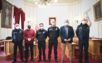 El Alcalde recibe a dos nuevos agentes de la Policía Local que se incorporan a la plantilla municipal tras el proceso de oposiciones