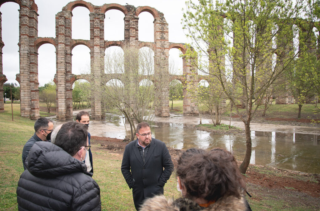 Rodríguez Osuna visita la finalización de la limpieza del cauce del Albarregas que mejora la visibilidad del acueducto de Los Milagros y el Puente Romano