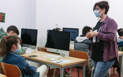 La delegada de Diversidad Funcional e Inclusión, Susana Fajardo, ha impartido un taller sobre los derechos de la discapacidad en el IES Extremadura