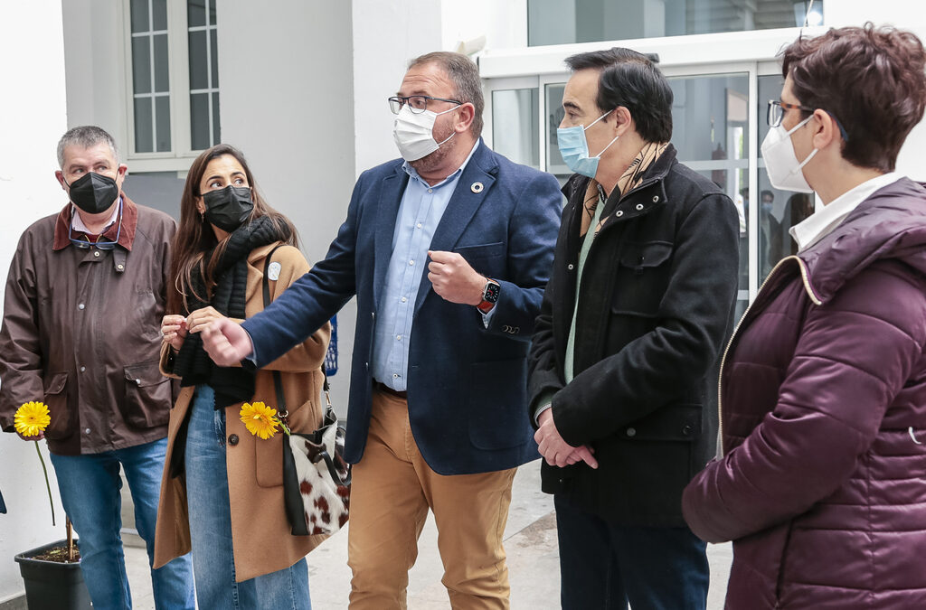 Técnicos de Diputación y otras administraciones visitan el Ayuntamiento de Mérida como ejemplo de adaptación a la Accesibilidad Universal