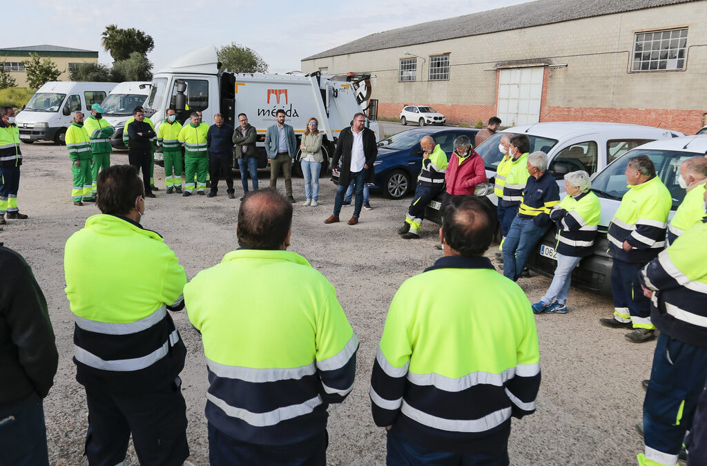 Rodríguez Osuna visita a los trabajadores y trabajadoras de Parque Municipal, Limpieza, Parques y Jardines y Policía Local para felicitarles y agradecerles “el trabajo espectacular” realizado durante la Semana Santa de Mérida