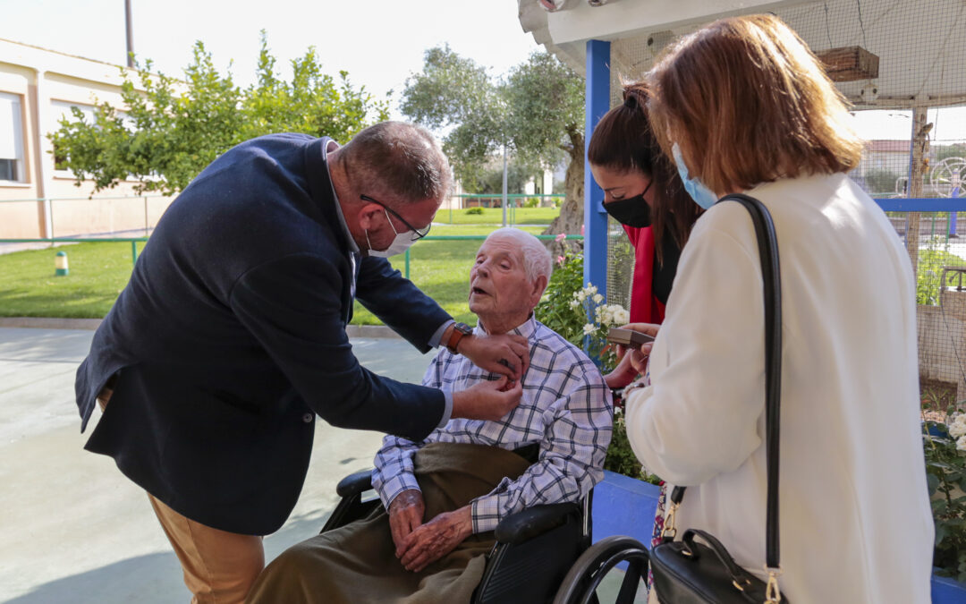 El alcalde visita a Eulogio Barragán con motivo de su 101 cumpleaños