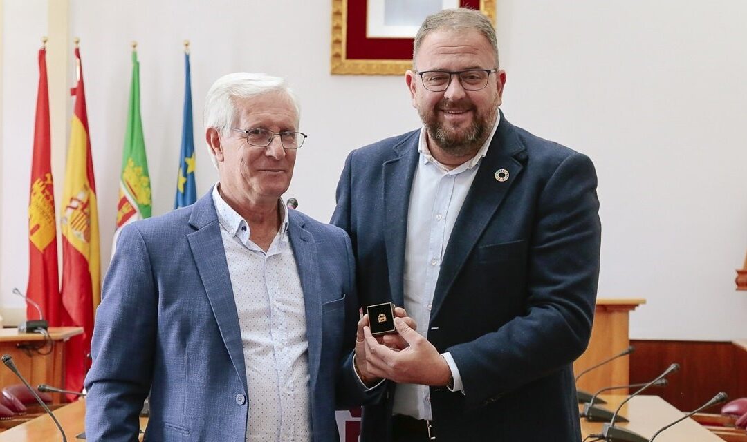El Alcalde entrega a Alfonso Carvajal el Escudo de la Ciudad en su jubilación