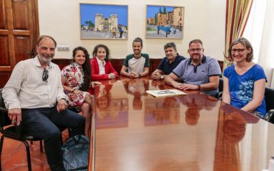 El alcalde recibe a profesores de un colegio francés que participan en el programa Erasmus +