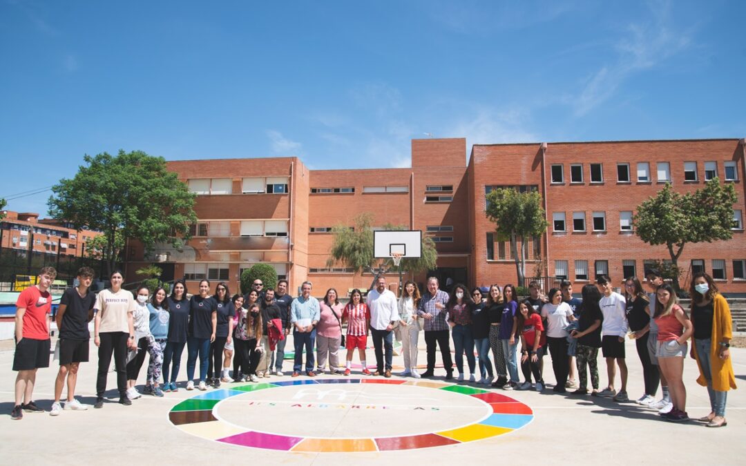 El Alcalde asiste en el IES Albarregas a los talleres didácticos sobre los ODS desarrollados por la Fundación Ciudadanía