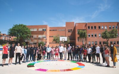 El Alcalde asiste en el IES Albarregas a los talleres didácticos sobre los ODS desarrollados por la Fundación Ciudadanía