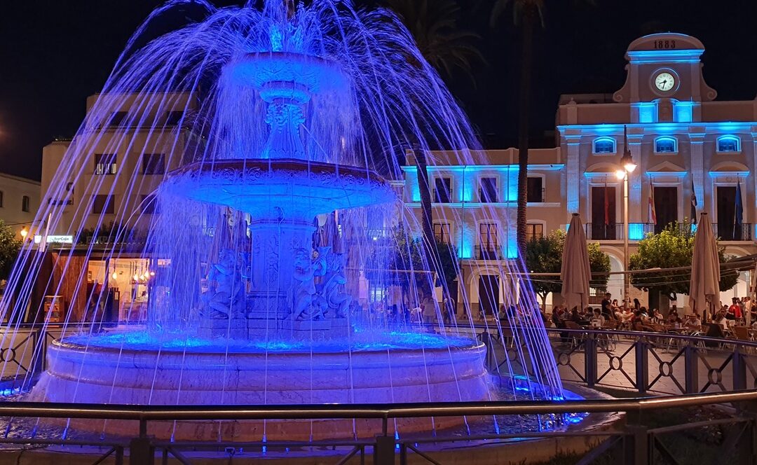 La fachada del Ayuntamiento y la fuente se iluminarán mañana de azul y púrpura por los enfermos de Huntington