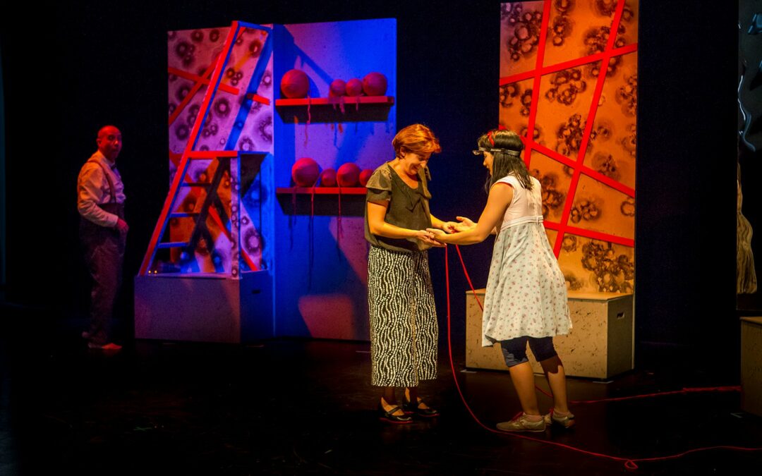 La compañía emeritense Las 4 Esquinas lleva a escena «El hilo rojo del destino» en el Centro Cultural de Nueva Ciudad