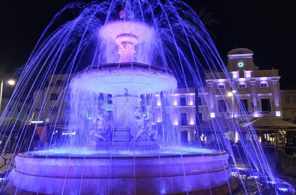 La fachada del Ayuntamiento y varios monumentos se iluminan mañana en color morado por el Día Internacional del implante coclear