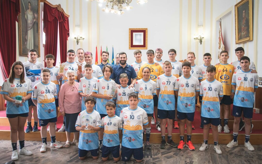 El delegado de Deportes ha recibido a los equipos de Balonmano del C.D. Josefinas tras sus éxitos de esta temporada
