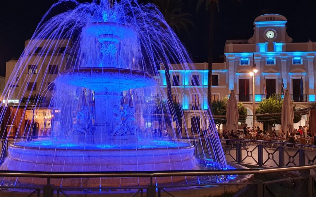 Los principales monumentos, la fuente de la Plaza y la fachada del ayuntamiento se iluminan mañana en color azul por el Día Mundial de la Enfermedad de Behçet