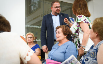 El alcalde felicita a la Asociación de Vecinos de la Zona Sur por su 40 aniversario que este año homenajea a Josefa Román por su vinculación con la barriada en las últimas cuatro décadas