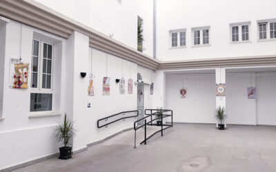 El patio del Ayuntamiento acoge la exposición pública de los trabajos presentados al concurso del cartel anunciador de la Feria y Fiestas 2022
