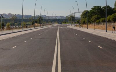 El alcalde de Mérida inaugura la nueva avenida del Río en El Prado con doble vía por cada sentido, nuevas rotondas, acerados, luminarias y carril bici desde IFEME hasta el final del polígono industrial