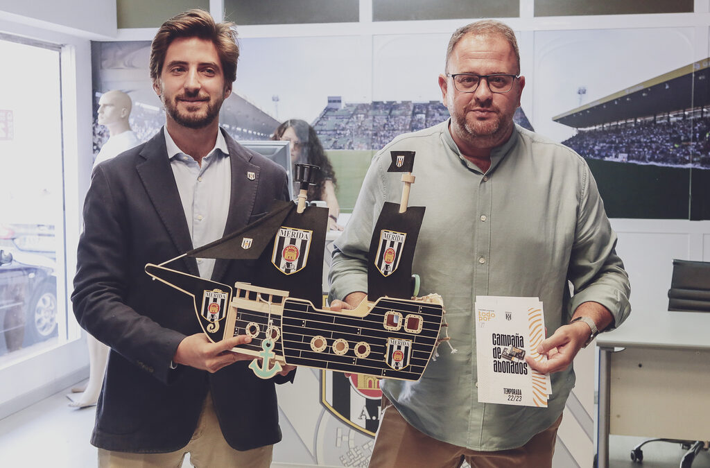 El alcalde anuncia el cambio del césped del Estadio Romano el día en el que ha renovado su abono del Mérida AD para la temporada 2022/23