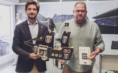 El alcalde anuncia el cambio del césped del Estadio Romano el día en el que ha renovado su abono del Mérida AD para la temporada 2022/23