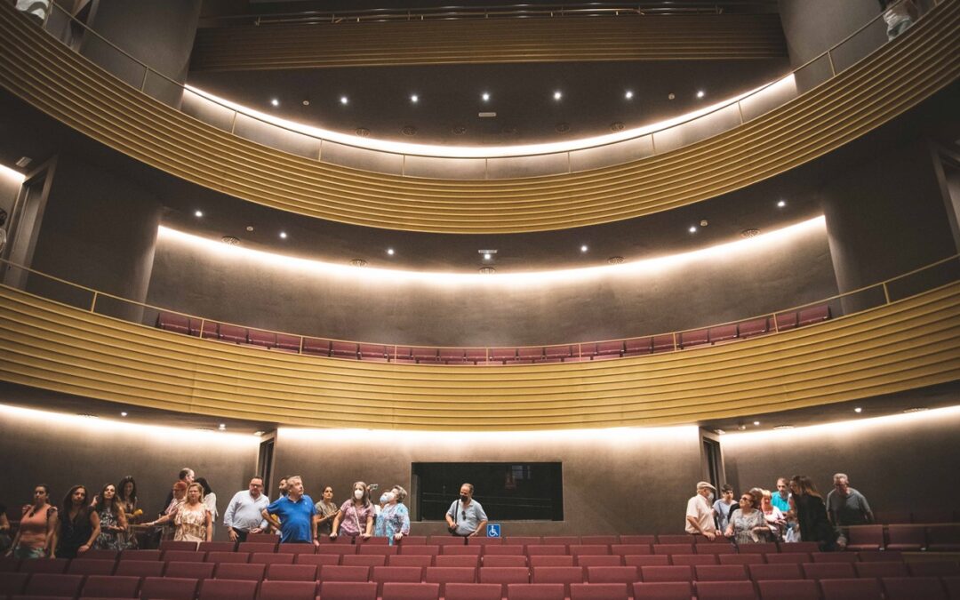 El alcalde abre las puertas del nuevo Teatro María Luisa ante cientos de emeritenses
