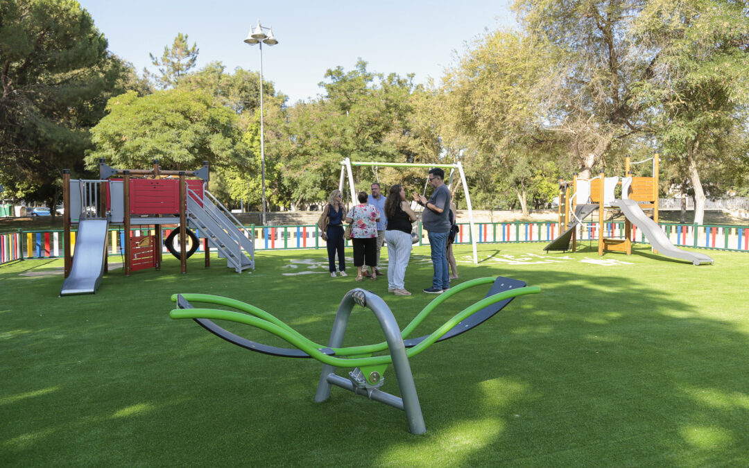 El alcalde inaugura el nuevo parque infantil de María Auxiliadora que cuenta con nuevas zonas de juego, césped sintético, bancos, fuentes y papeleras