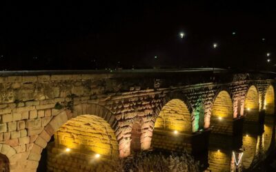 La Plaza de las Méridas del Mundo y el Puente Romano se iluminan el jueves en color amarillo en apoyo a la Abolición de la Pena de Muerte