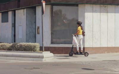 La Policía Local recuerda que los patinetes eléctricos son vehículos de movilidad personal y tienen prohibido circular por aceras y zonas peatonales