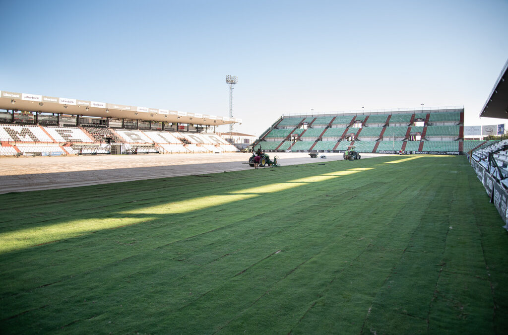 Avanza a buen ritmo la colocación de los tepes de césped del Estadio Romano