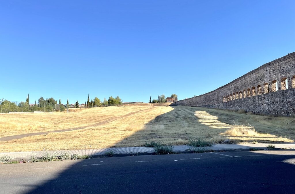 El Ayuntamiento licitará el ajardinamiento de la parcela junto al Acueducto de San Lázaro y la iluminación del monumento