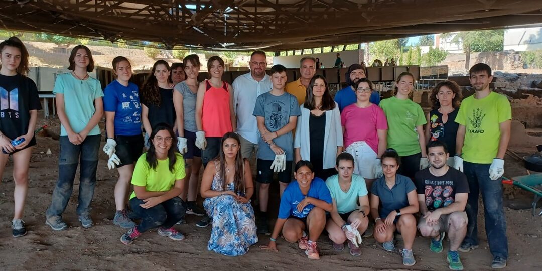 El Alcalde visita el campo de voluntariado que se celebra en la Casa del Anfiteatro