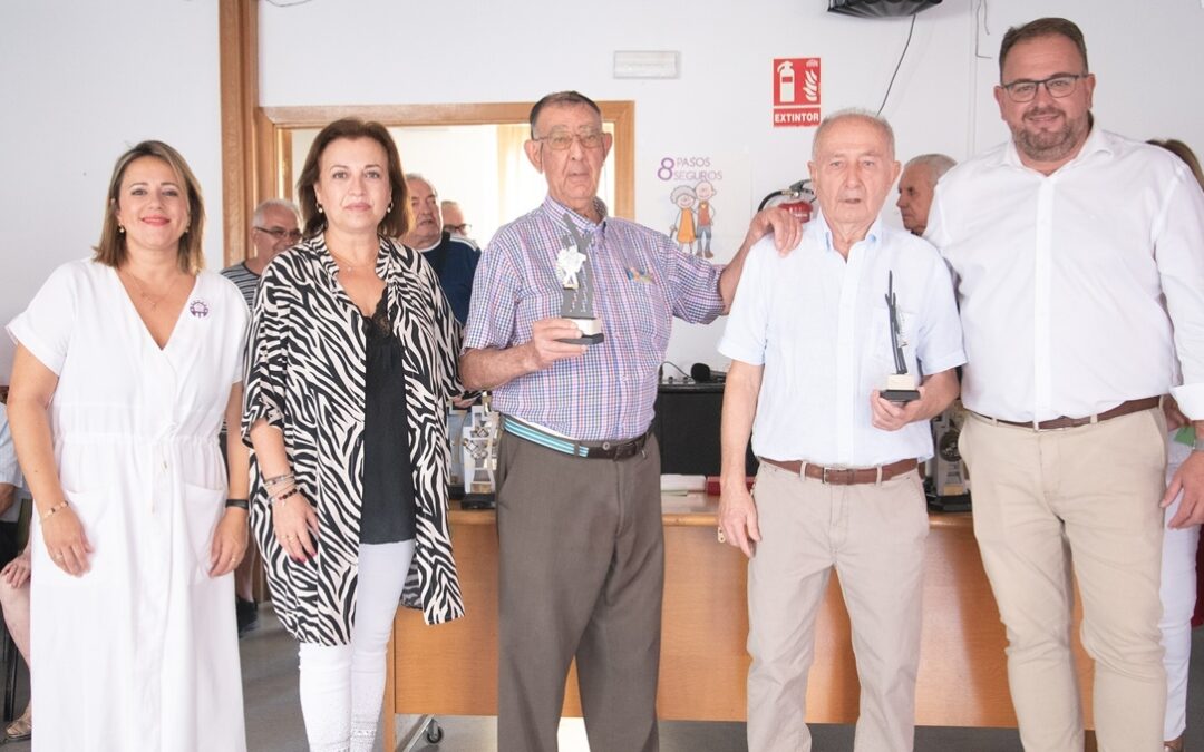 El alcalde hace entrega de los tradicionales trofeos y regalos de Feria en el Hogar de Mayores Reyes Huertas